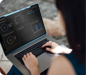 使用筆記型電腦的女士