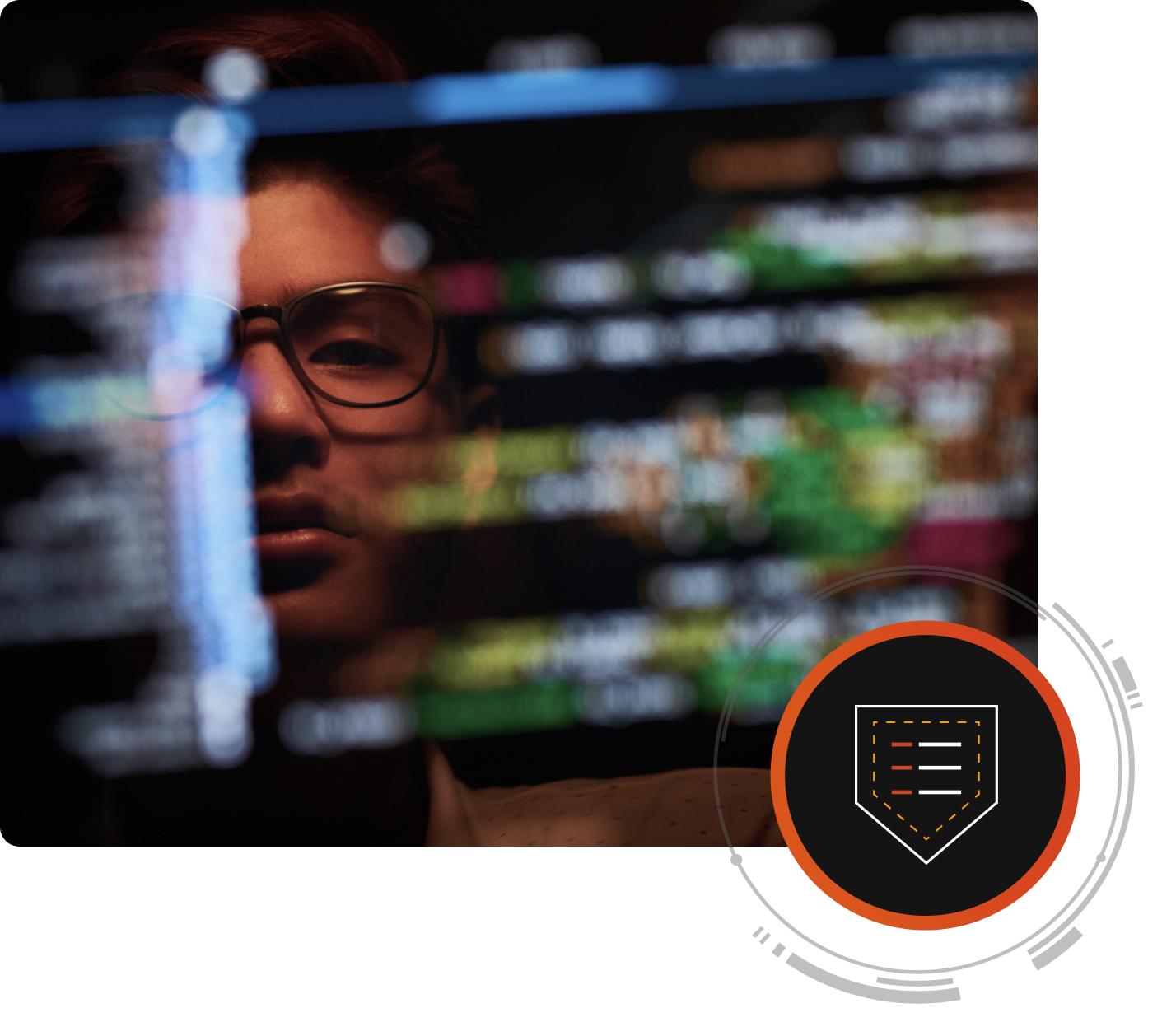 人的臉反映在顯示網路安全代碼的電腦畫面上。